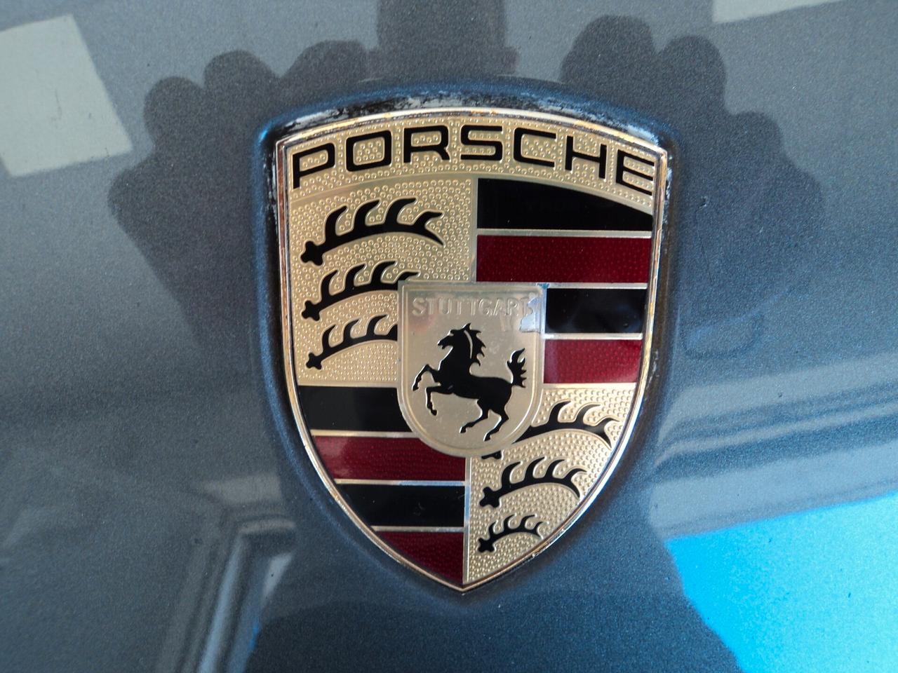 Porsche Cayman 2.7