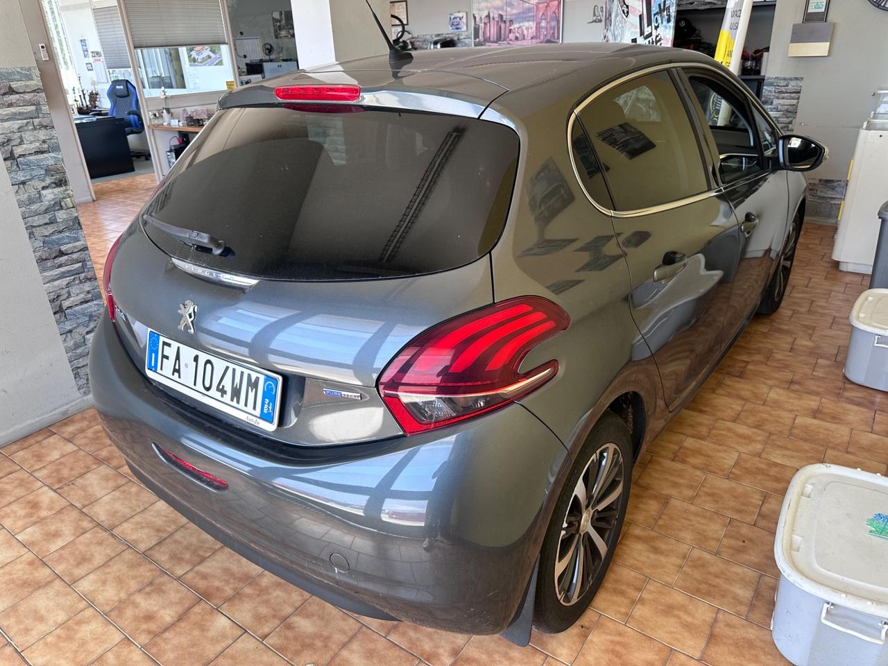 Peugeot 208 1.2benz. Allure
