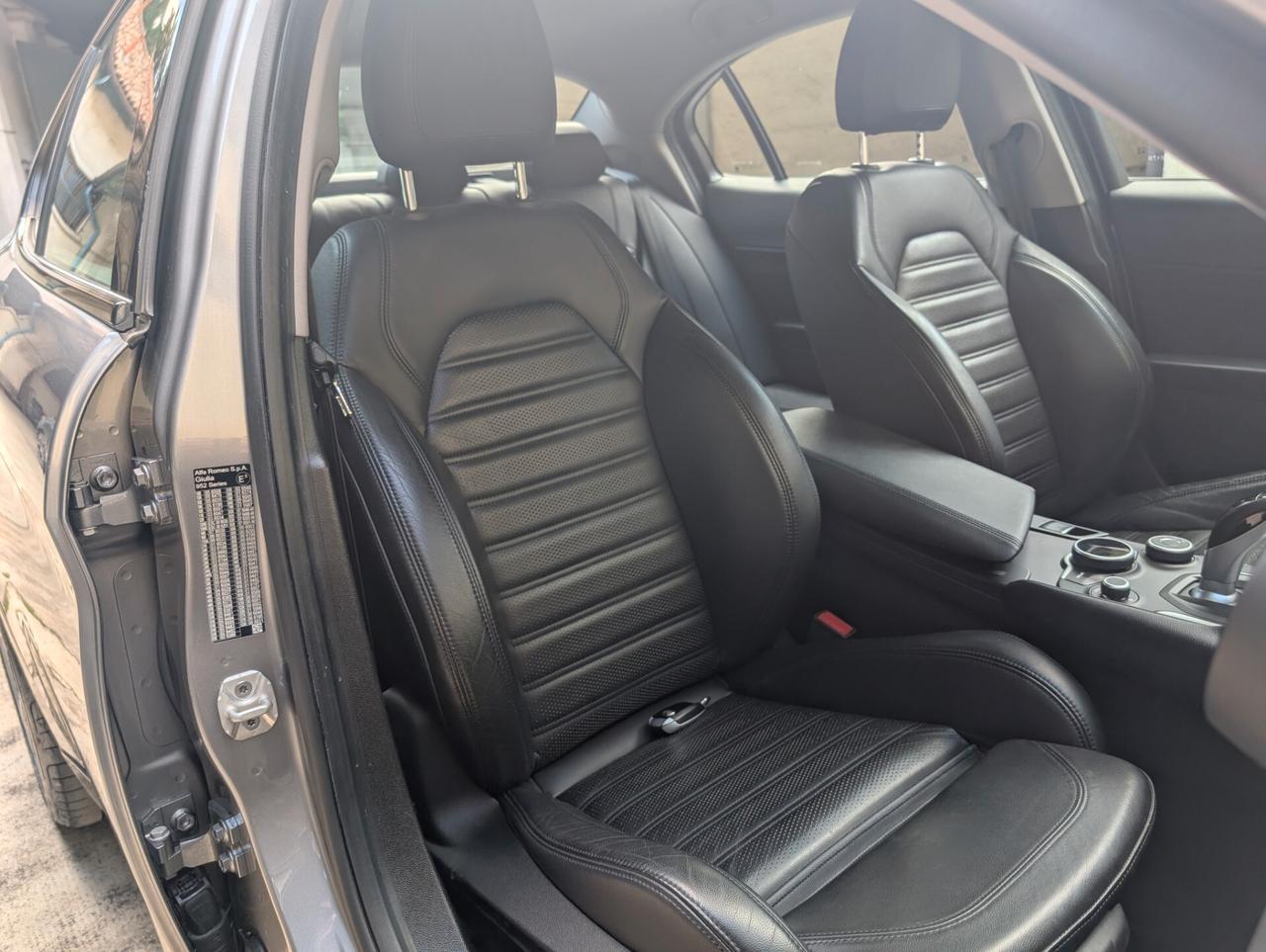 Alfa Romeo Giulia 2.2 Turbodiesel 210 CV AT8 AWD Q4 Veloce