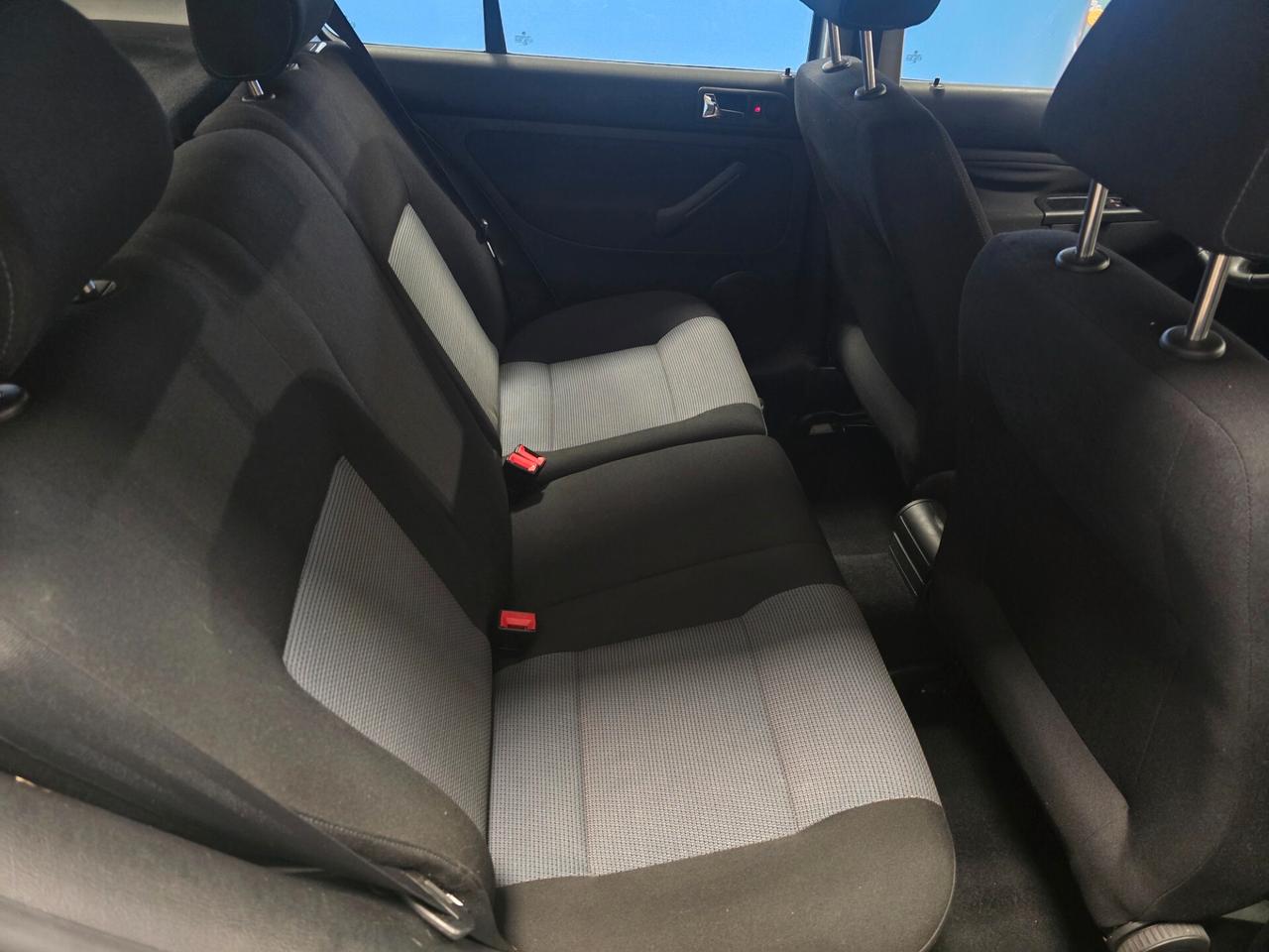 Volkswagen Golf 1.6 16V FSI 3p. Comfortline