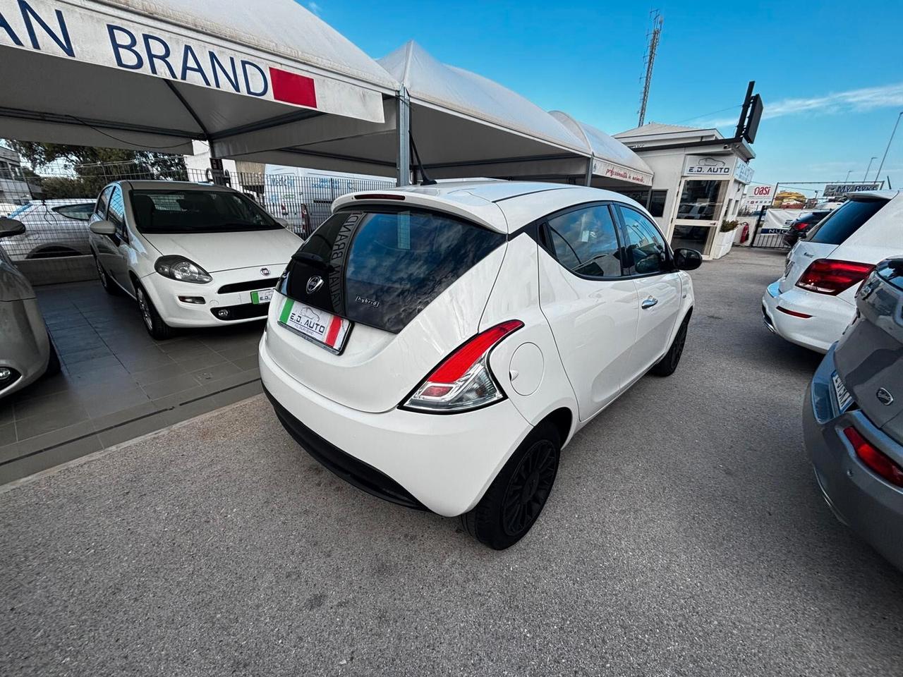 Lancia Ypsilon 1.0 FireFly 5 porte S&S Hybrid Ecochic Silver