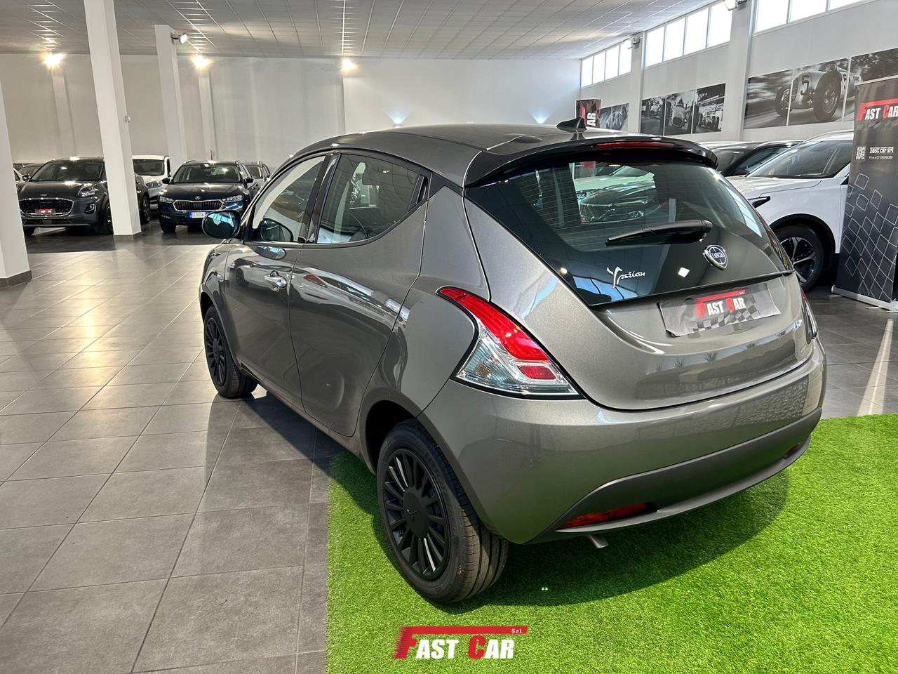 Lancia Ypsilon 1.0 FireFly 5 porte S&S Hybrid Silver