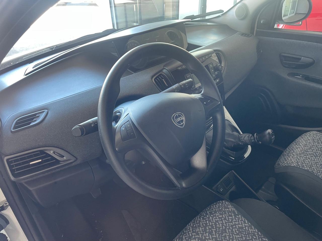 Lancia Ypsilon 1.0 FireFly 5 porte S&S Hybrid Ecochic Silver