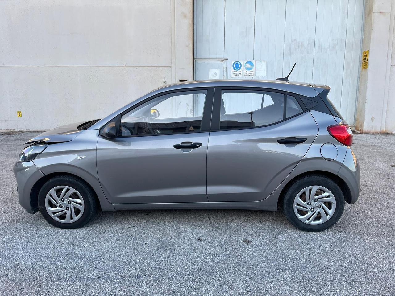 Pacchetto 2 auto incidentate : AYGO X - Hyundai I10