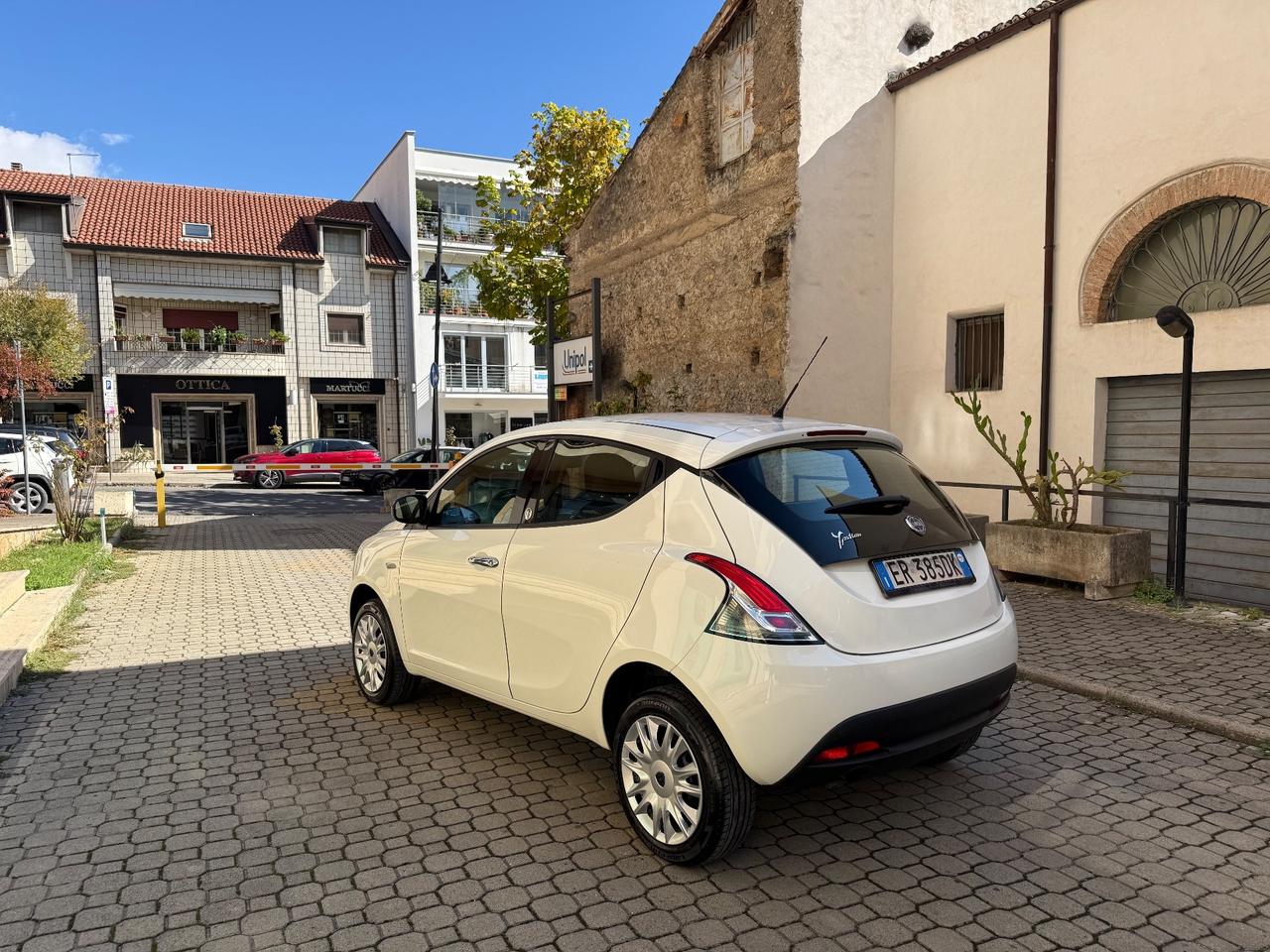 Lancia Ypsilon 0.9 TwinAir 85 CV 5 porte Metano Ecochic Silver