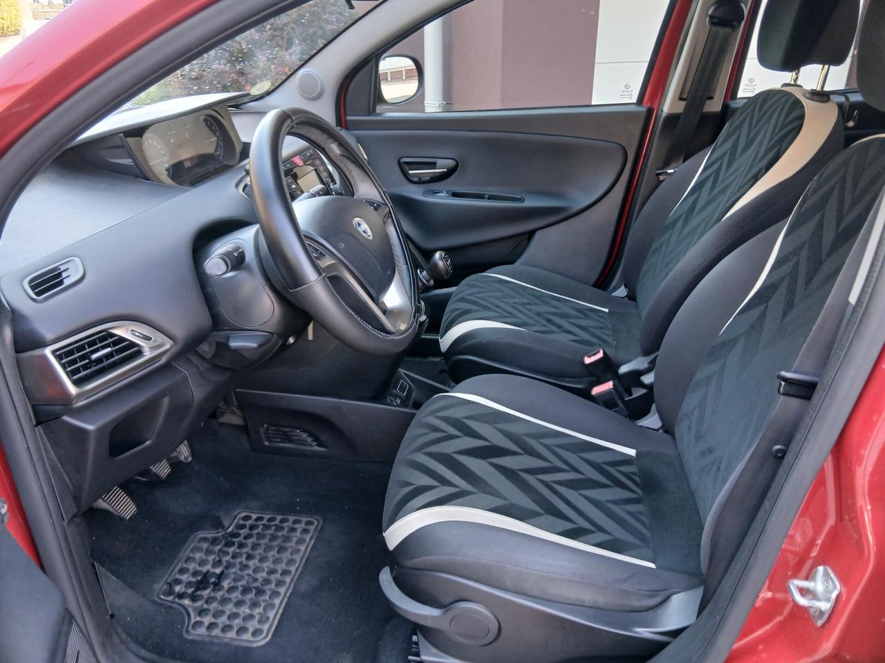 Lancia Ypsilon 1.2 69 CV 5 porte Silver tua a € 165 mese