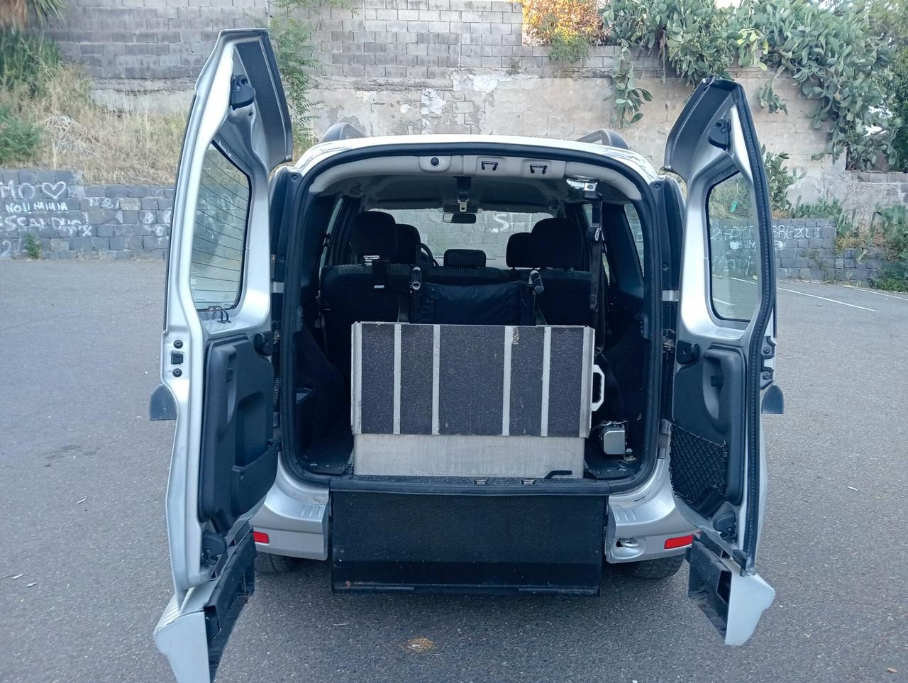 Dacia Logan pianale ribassato trasporto disabili