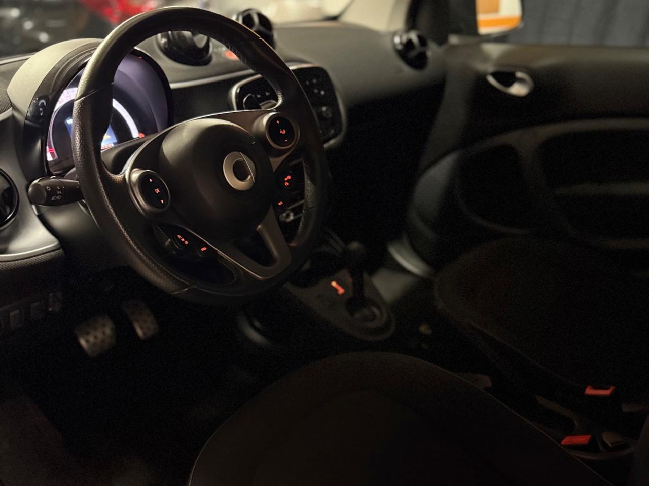 BELLISSIMA SMART FORTWO ADATTA A NEOPATENTATI CON TETTO PANORAMICO CON SOLI 69.625 KM