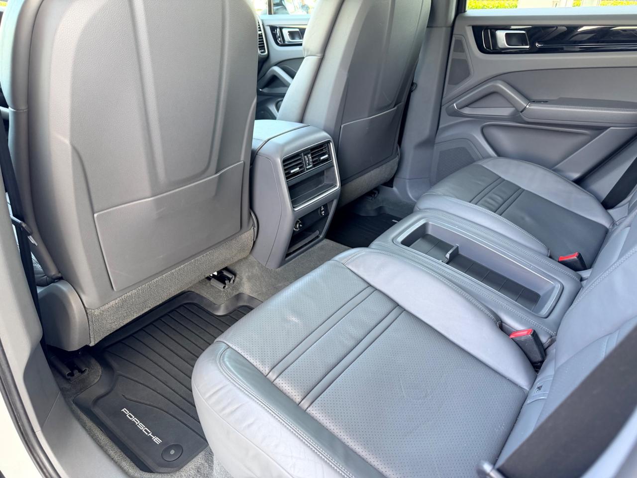 Porsche Cayenne Coupé 3.0 V6 E-Hybrid white edition