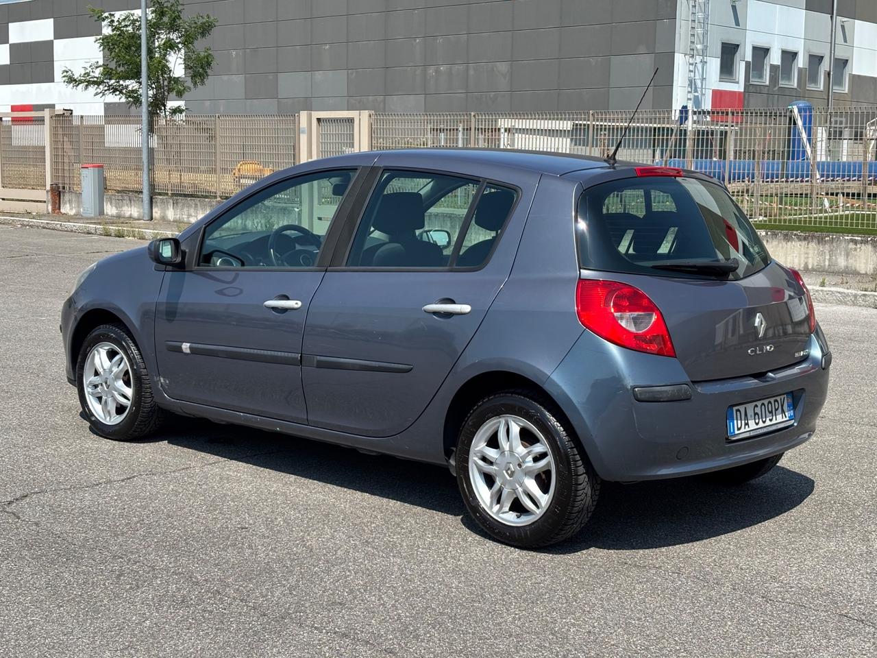 Renault Clio 1.2 16V UNI PRO!