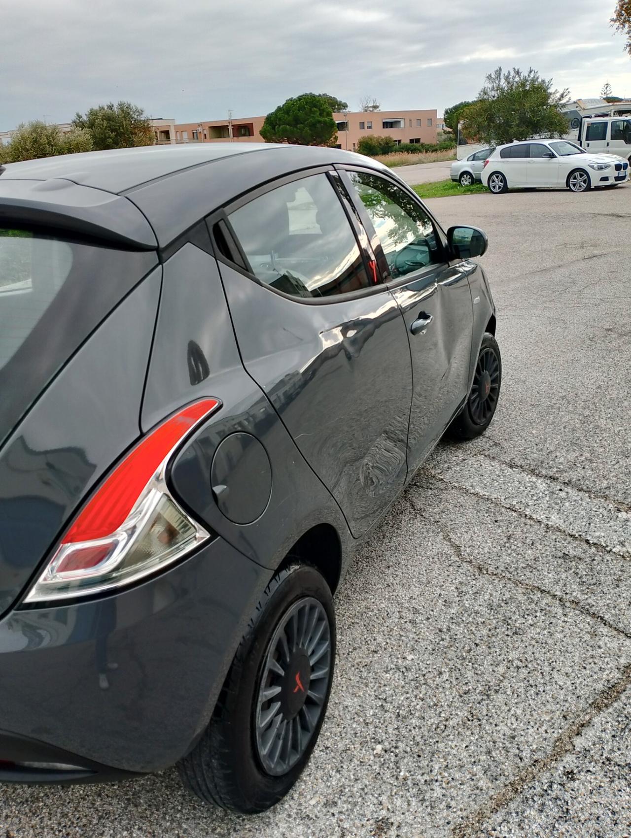 Lancia Ypsilon 0.9 TwinAir 85 CV 5 porte Metano Ecochic Silver