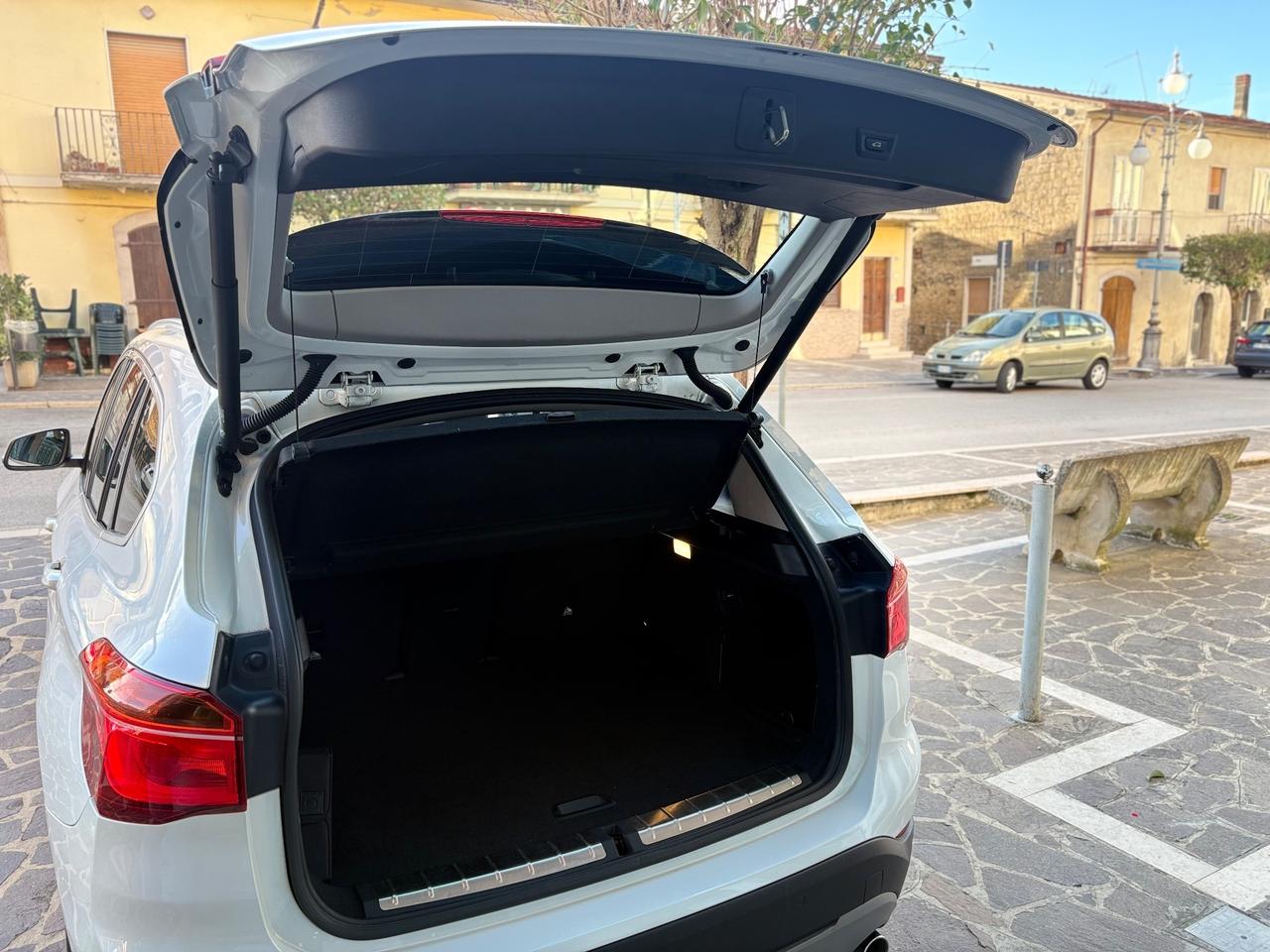 BMW X1 SDrive20d xLine FULL/LED/NAV/TETTO