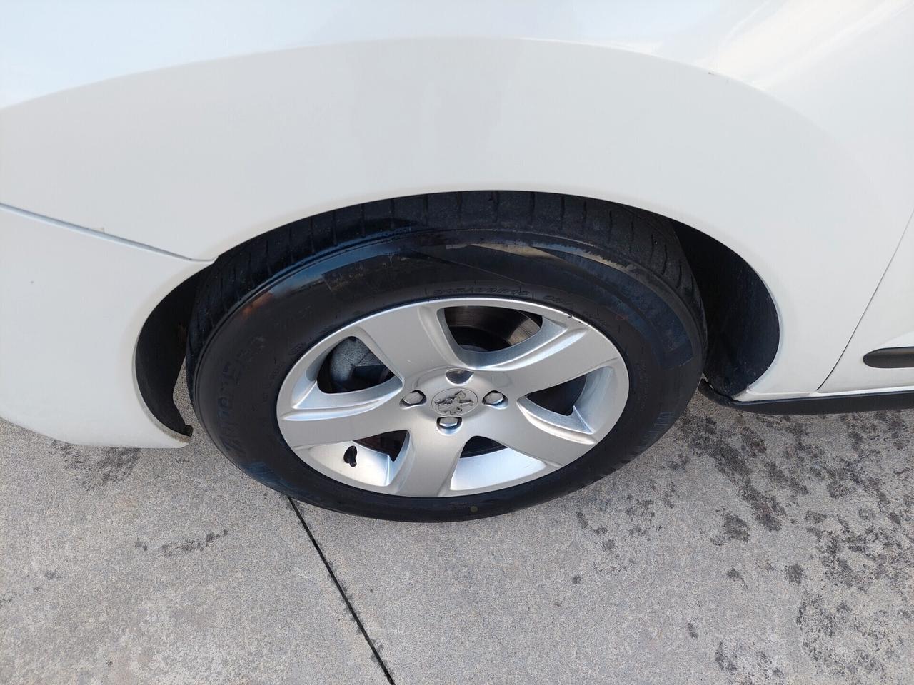 Peugeot 3008 1.6 HDi 110CV cambio robotizzato