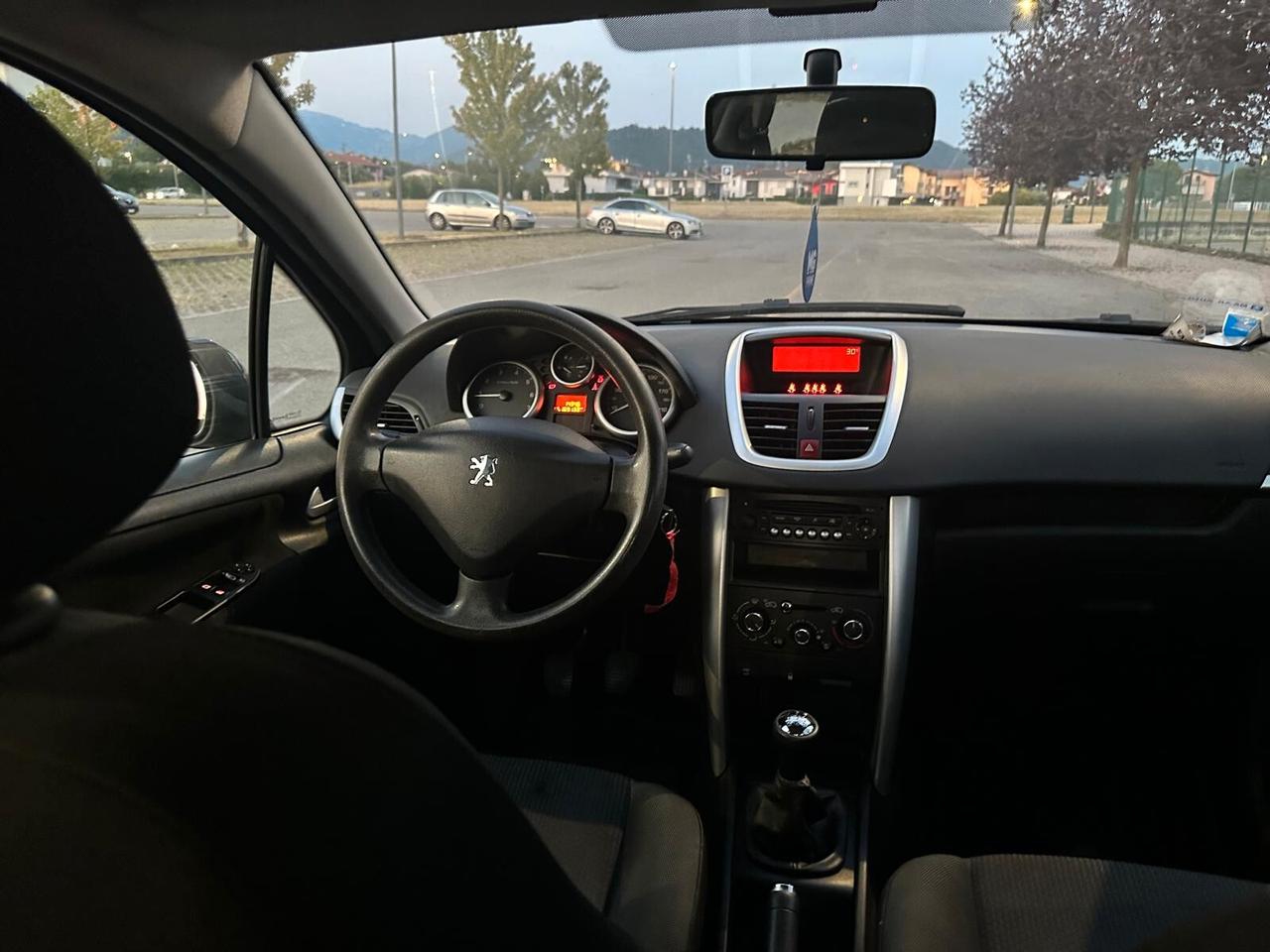 Peugeot 207 1.4 8V 73CV 5p. Active
