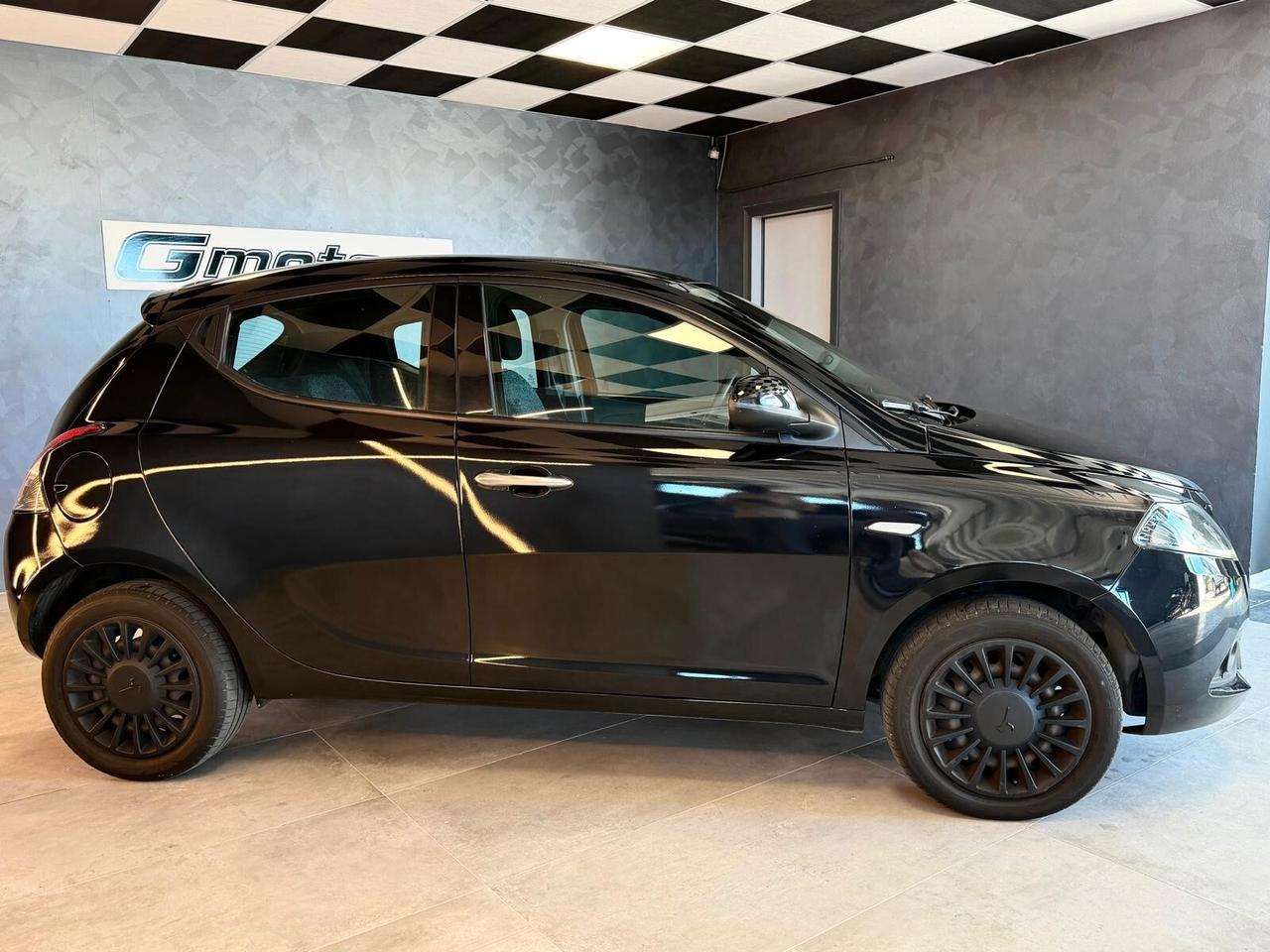 Lancia Ypsilon 1.0 FireFly 5 porte S&S Hybrid Silver