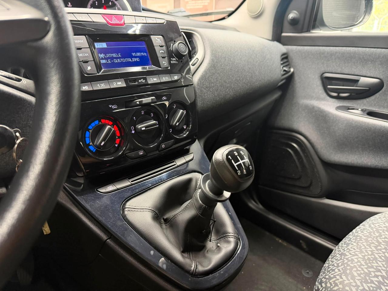 Lancia Ypsilon 1.2 69 CV 5 porte GPL Ecochic Black and Noir