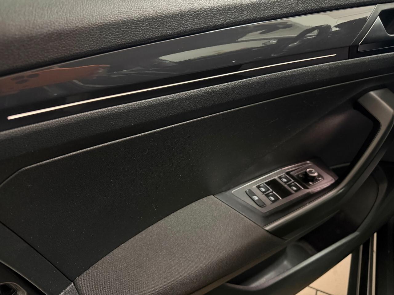 Volkswagen T-Roc 1.6 TDI 116CV SCR R-LINE 17" LED/CAMERA/NAVI