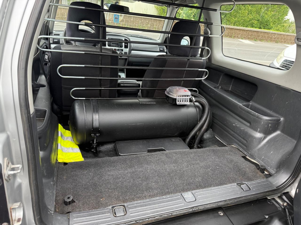 Suzuki Grand Vitara con carrello autocarro GPL