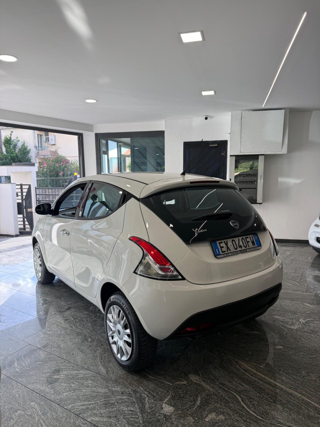 Lancia Ypsilon 0.9 TwinAir 85 CV 5 porte Metano Ecochic Silver