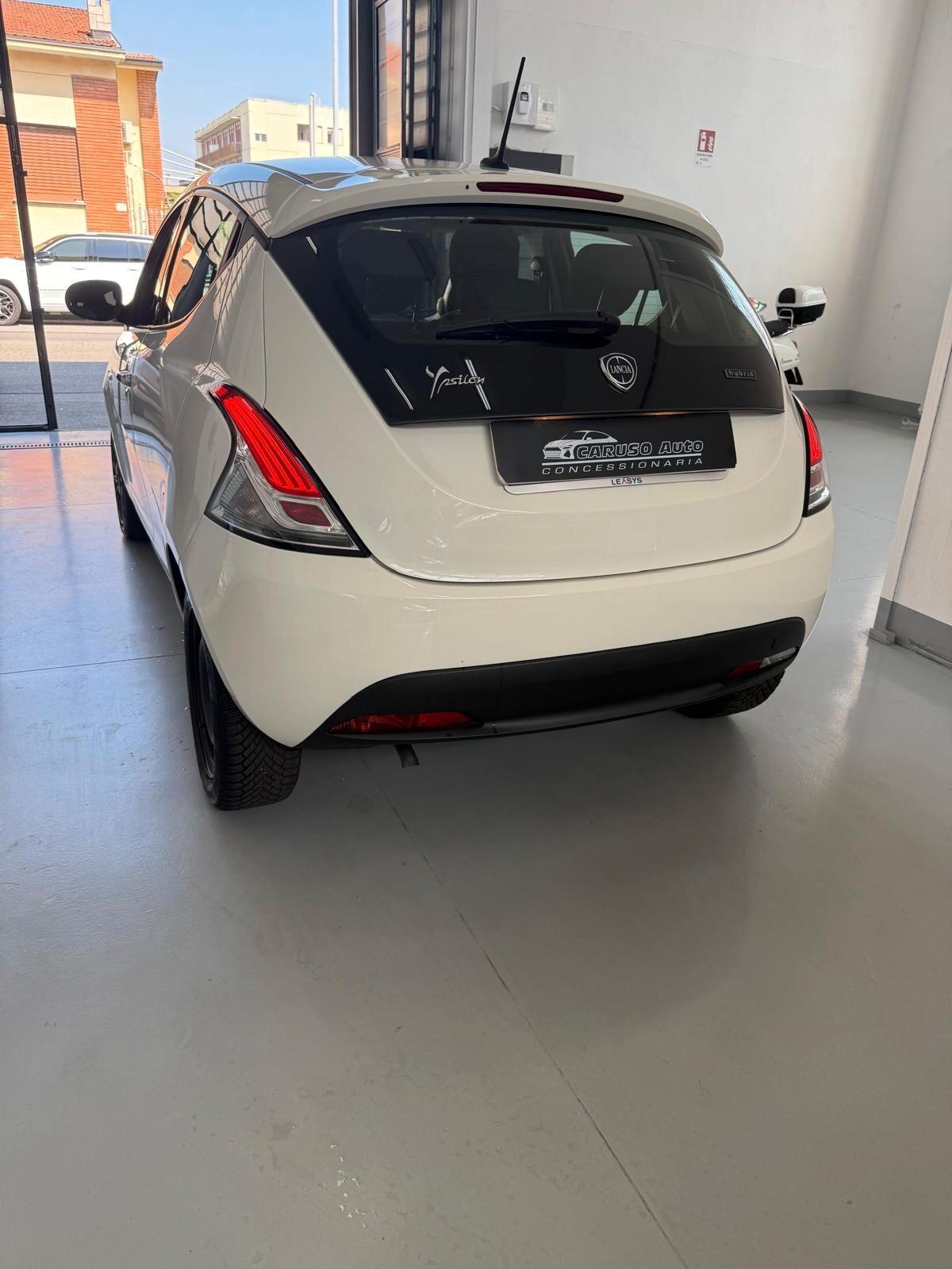 Lancia Ypsilon 1.0 FireFly 5 porte S&S Hybrid Ecochic Silver