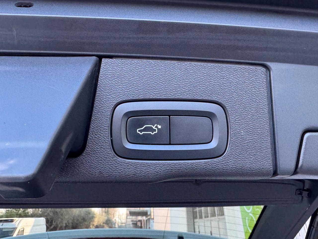 Volvo XC60 2.0 b4 MomentumPro AWD GEARTRONIC PROMO