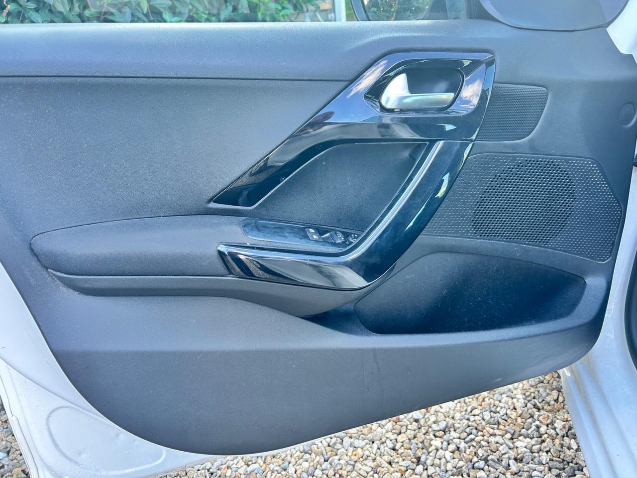 Peugeot 208 1.4 HDi 68 CV 5 porte Allure