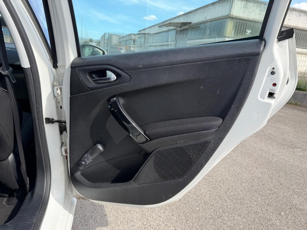 Peugeot 208 1.4 HDi 68 CV 5 porte 12. GARANZIA