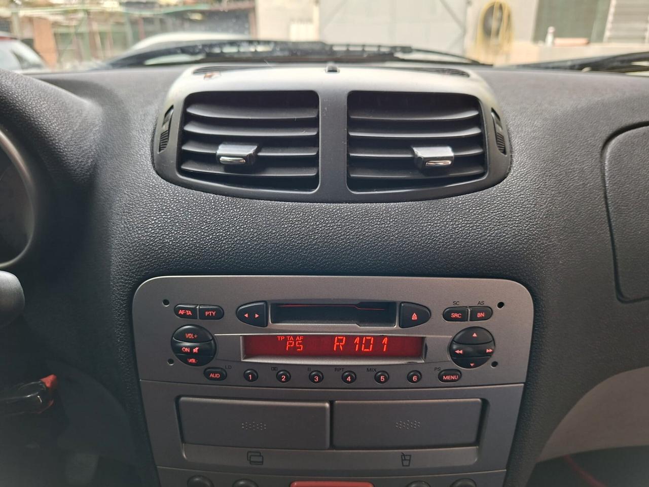 Alfa Romeo 147 1.6i 16V Twin Spark cat 3p. Distinctive