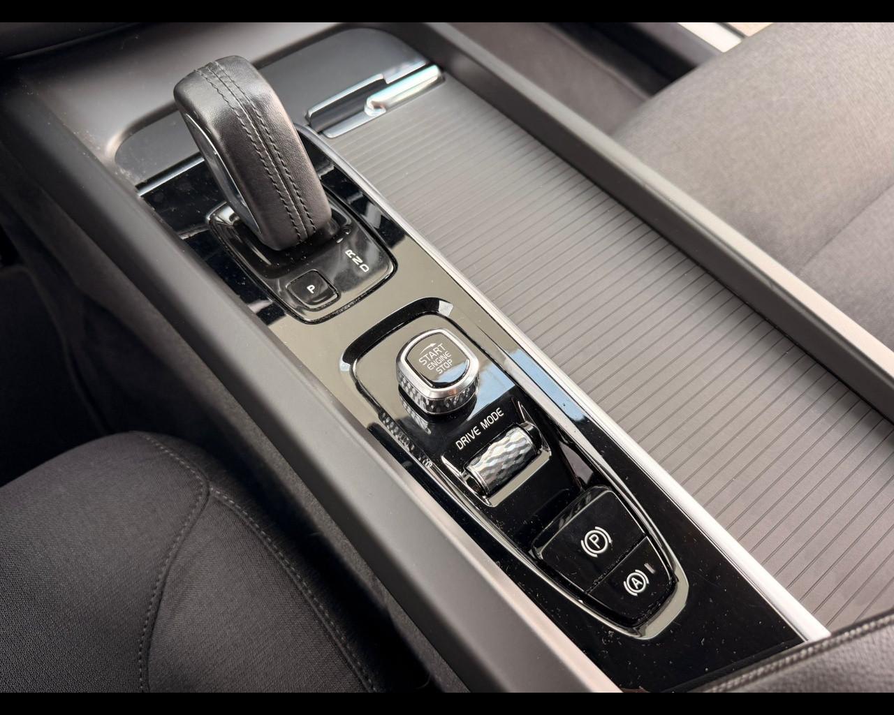 VOLVO XC60 B4 AWD MOMENTUM AUTO