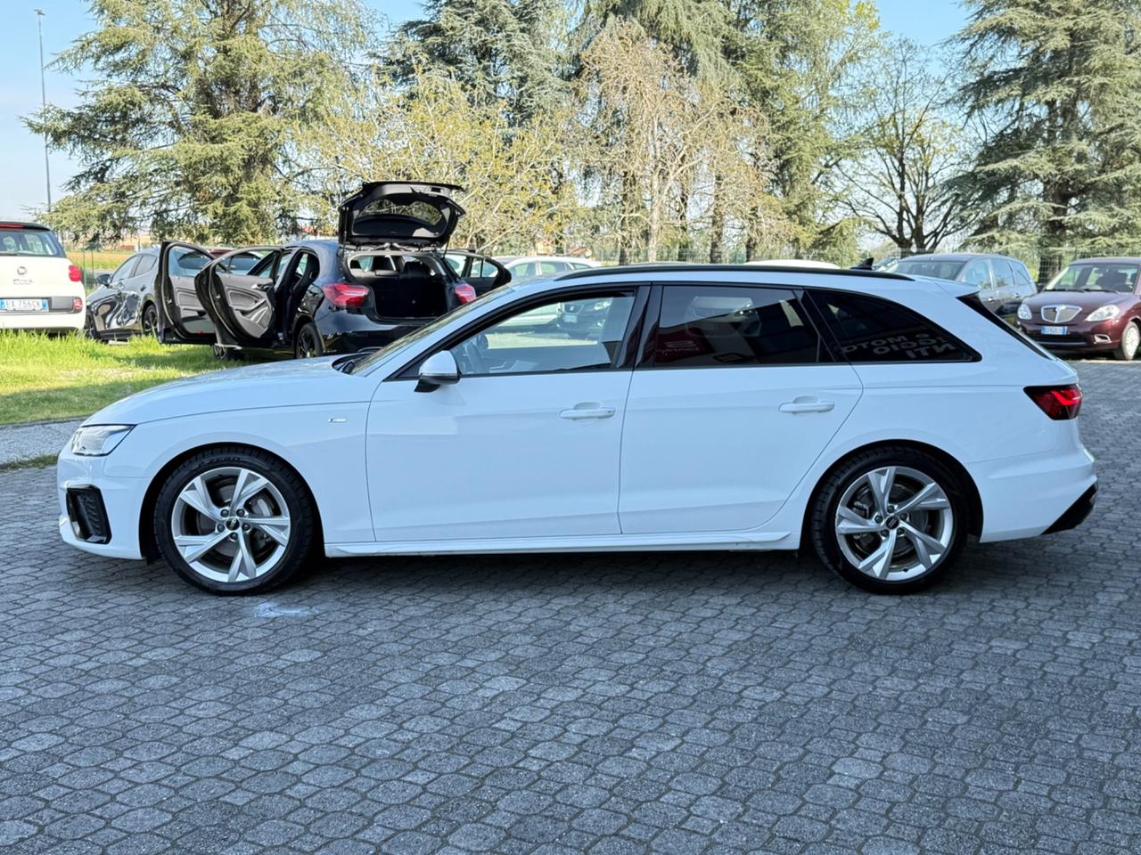 Audi A4 Avant 40 TDI quattro S tronic S line|BLACK LINE