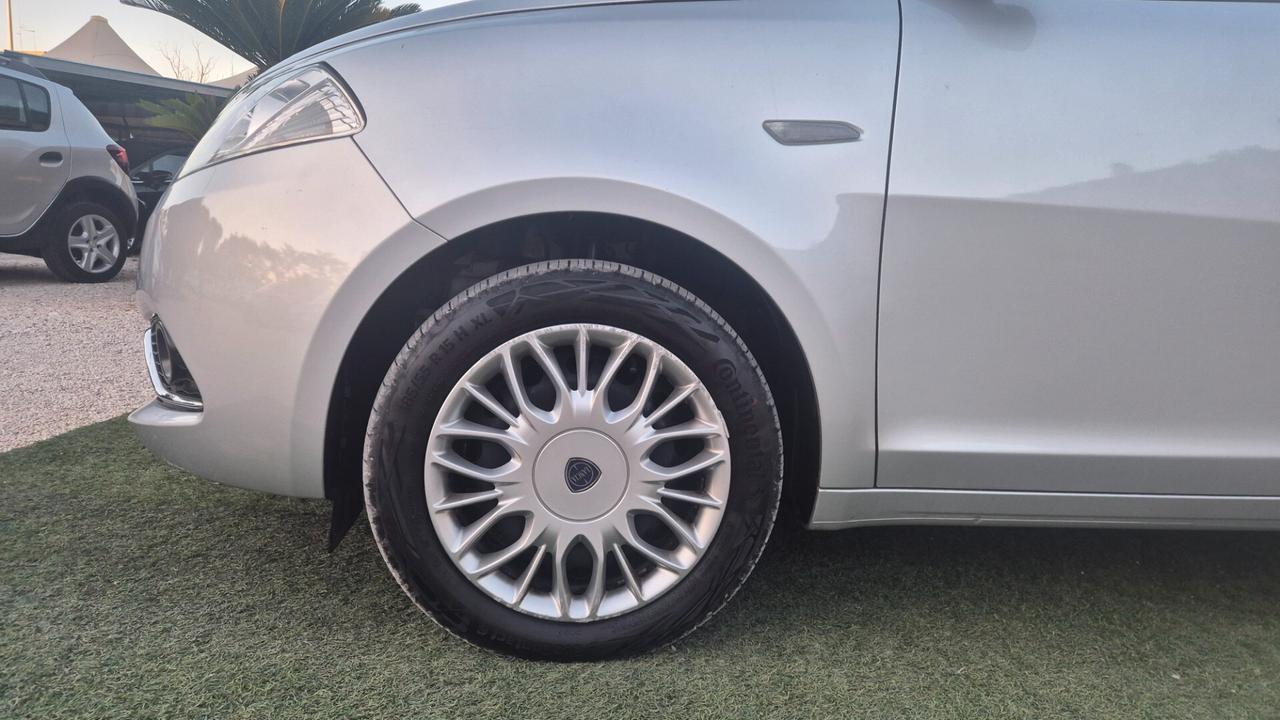 Lancia Ypsilon 1.2 69 CV 5 porte Silver