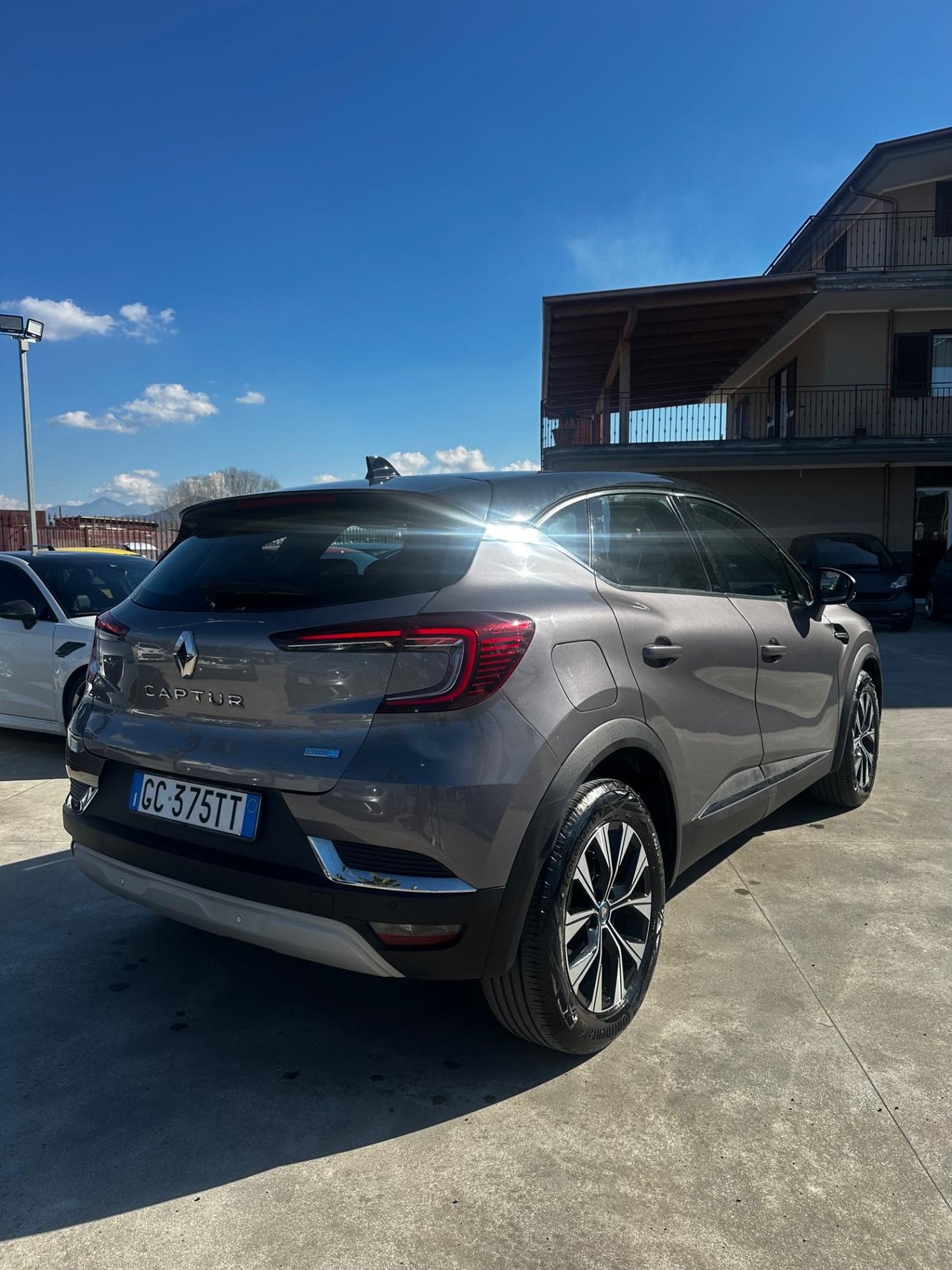 Renault Captur Plug-in Hybrid E-Tech 160 CV Initiale Paris