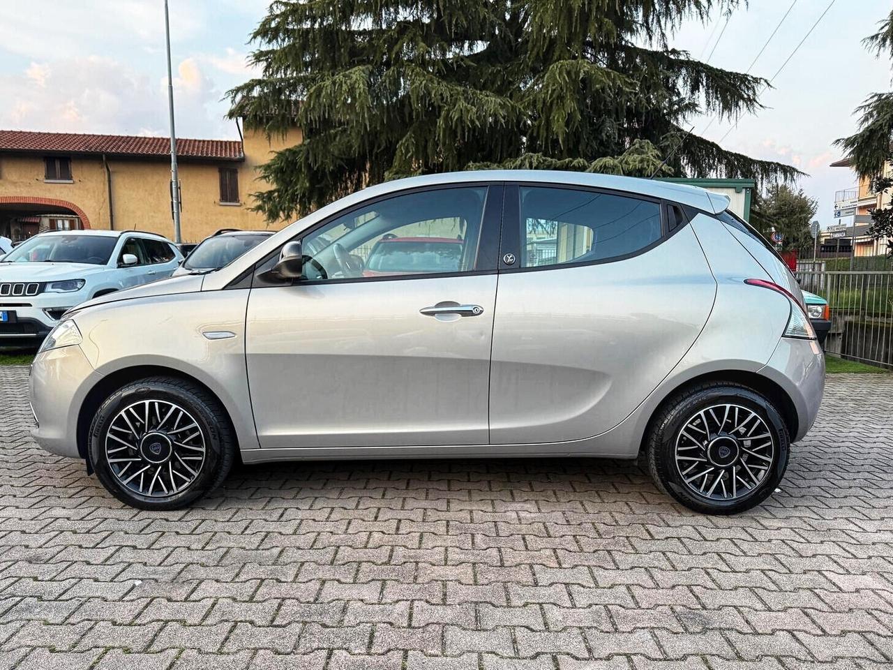 Lancia Ypsilon 0.9 TwinAir 85 CV 5 porte S&S DFN Gold OK NEOPATENTATI