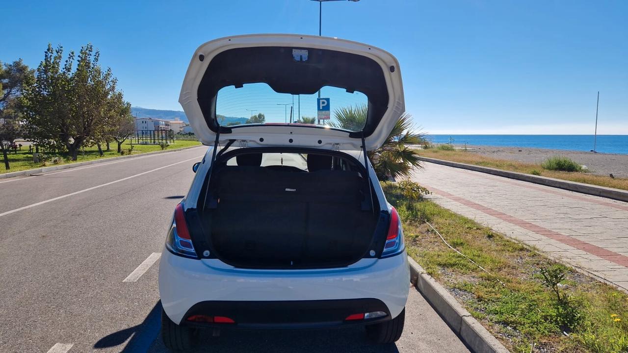 Lancia Ypsilon 1.0 FireFly 5 porte S&S Hybrid Ecochic Silver