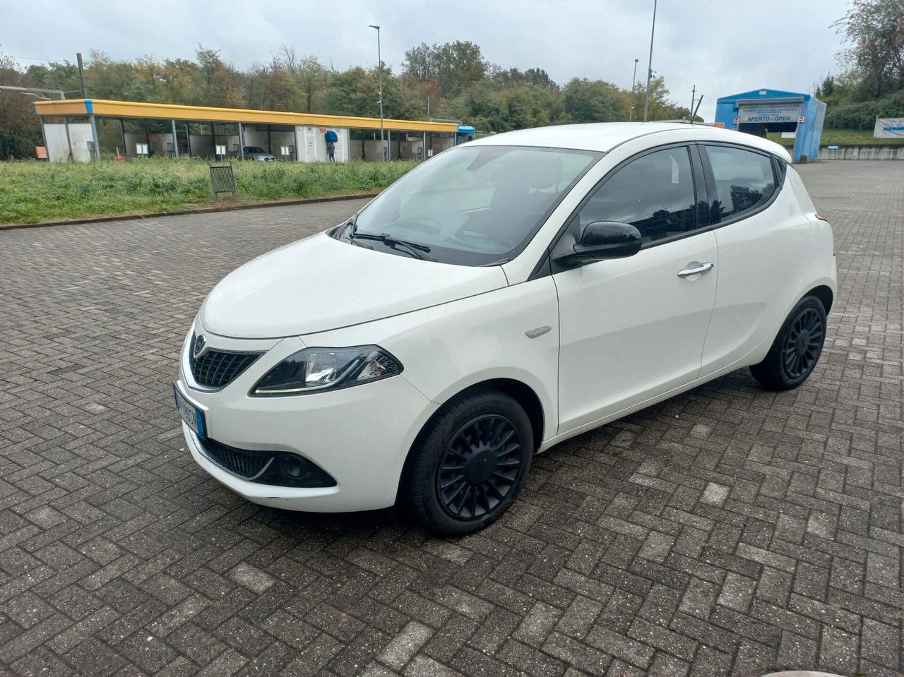 Lancia Ypsilon 1.0 FireFly 5 porte S&S Hybrid Ecochic Silver
