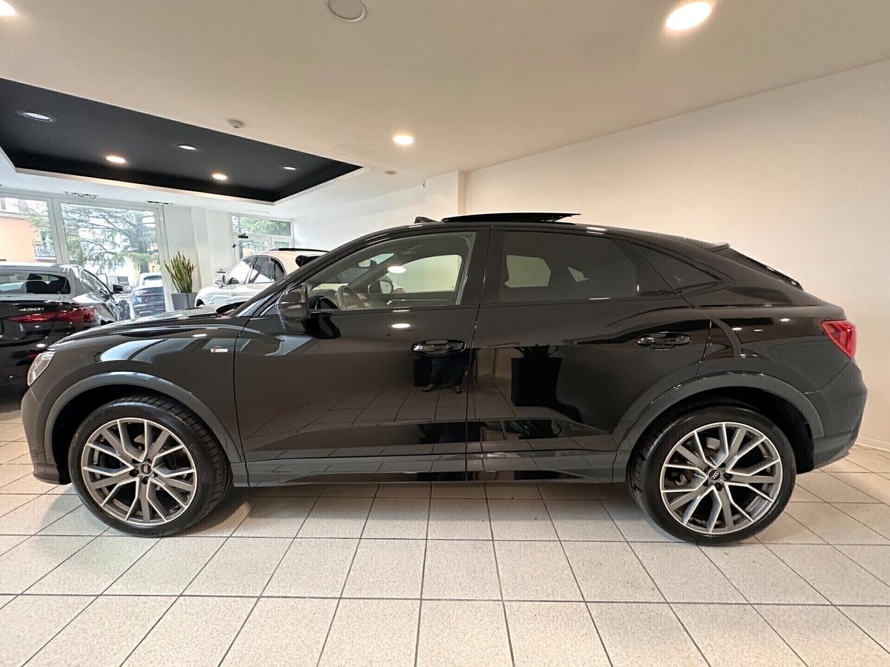 Audi Q3 SPORTBACK 35 TDI QUATTRO S LINE + PANORAMA + R20 + FARI MATRIX + BLACK PACK