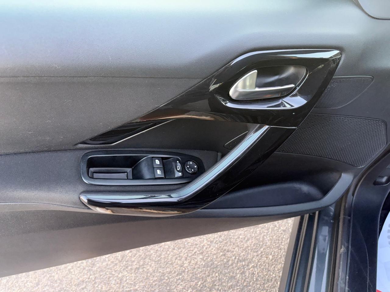 Peugeot 208 1200 Unipro 2015