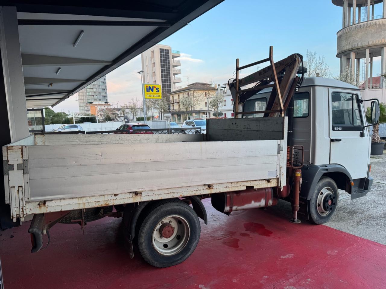 Iveco 65-10 con Gru