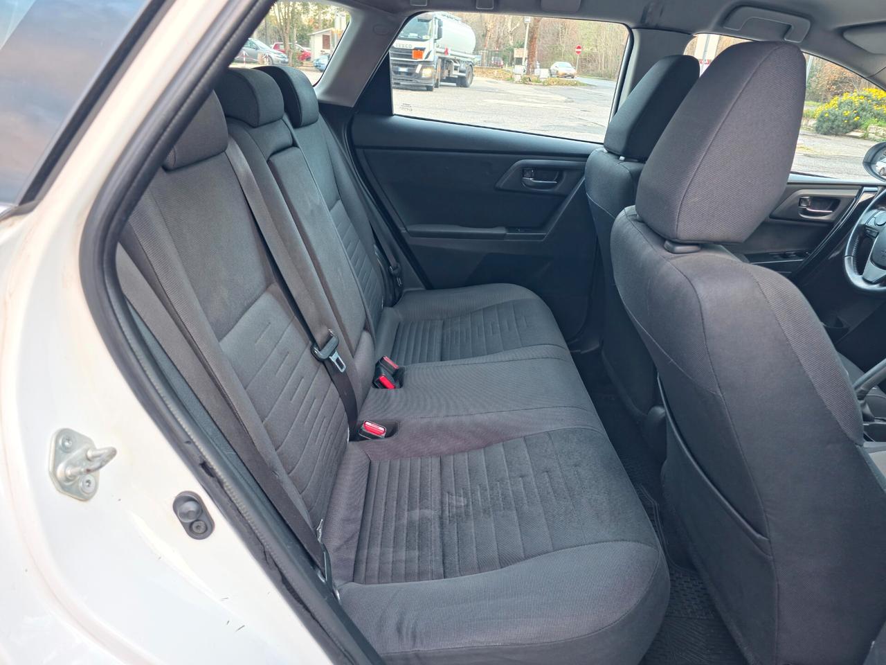 Toyota Auris Touring Sports 1.8 Hybrid Lounge 2015-E6B Automatico NEO