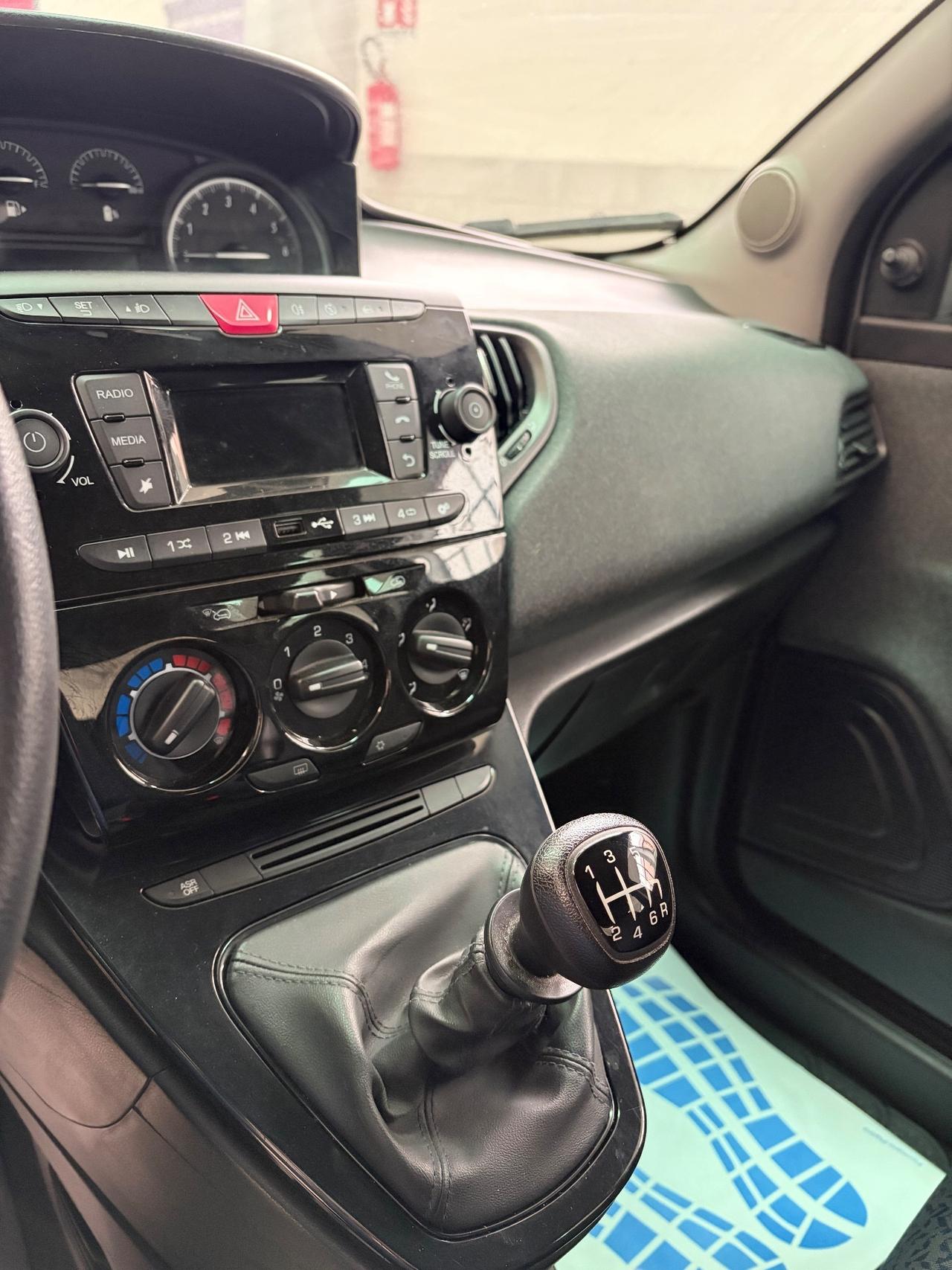 Lancia Ypsilon 1.0 Firefly hybrid silver