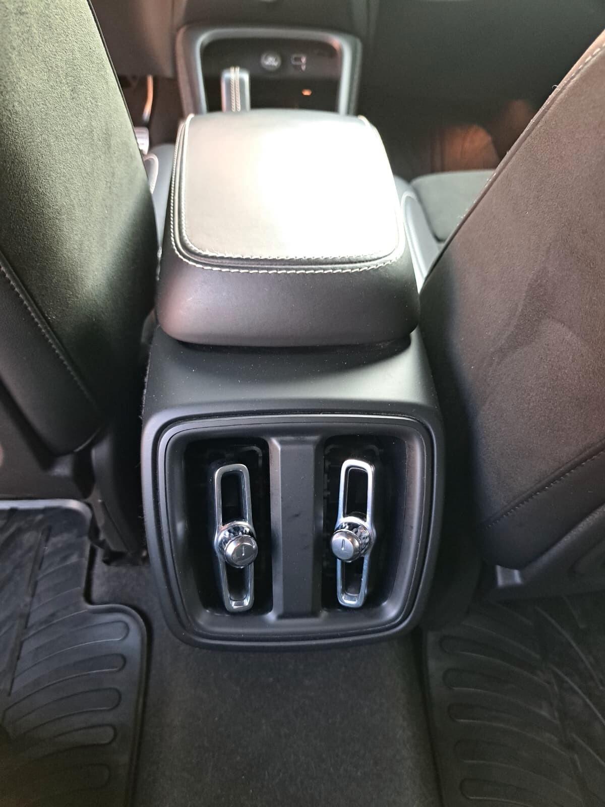 Volvo XC40 D3 R-design AUTOMATICA UNICO PROP: km. 38700 CERTIFICATI