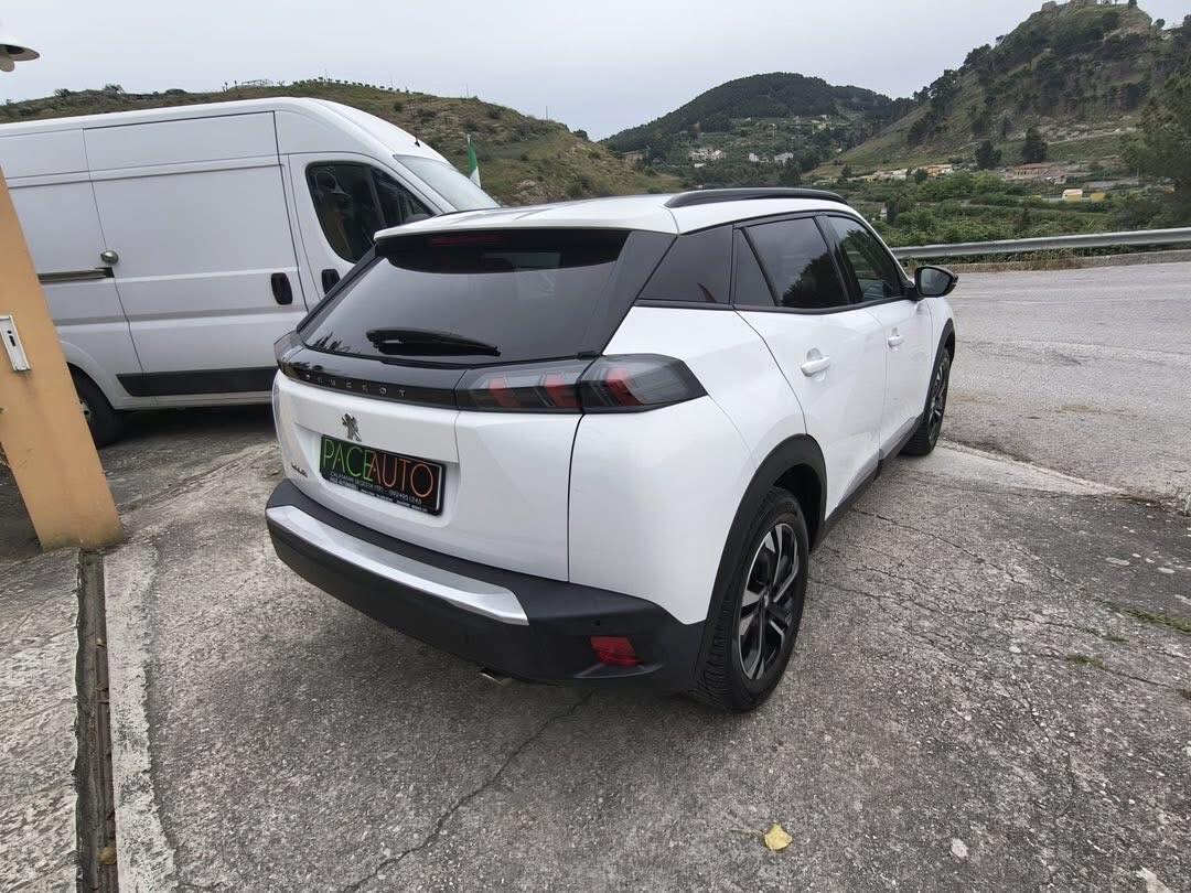 Peugeot 2008 BlueHDi 130 S&S EAT8 GT e Peugeot 2008 ALLURE 110CV
