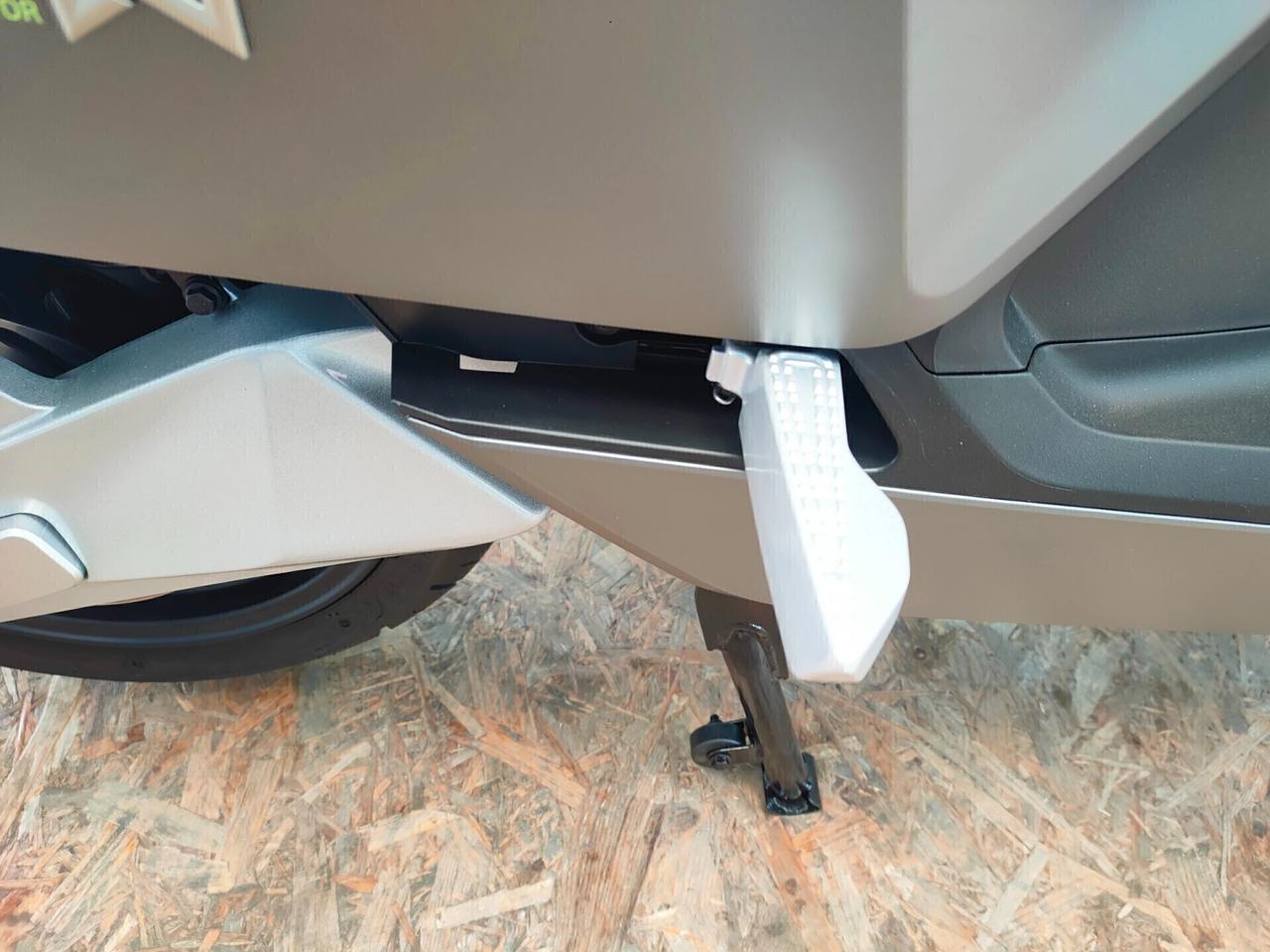 Nmoto NCF S : l'e-scooter che ti porta anche in autostrada