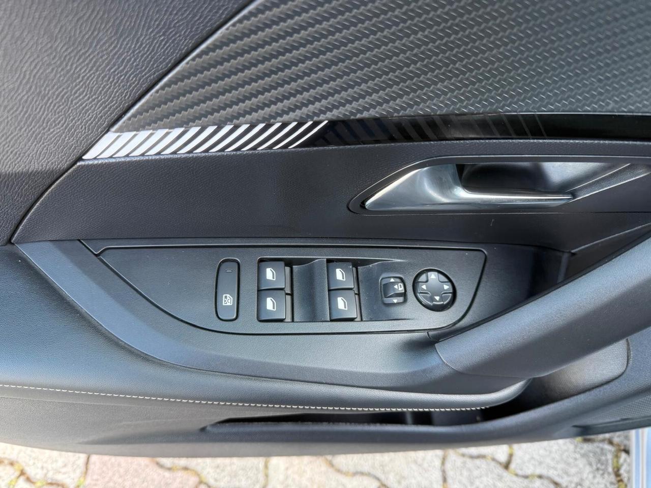 Peugeot 2008 PureTech 100 S&S Allure - ok neopatentati -