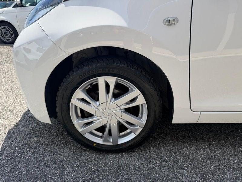 Toyota Aygo 1.0 70 CV x-play, RETRO, CERCHI IN LEGA