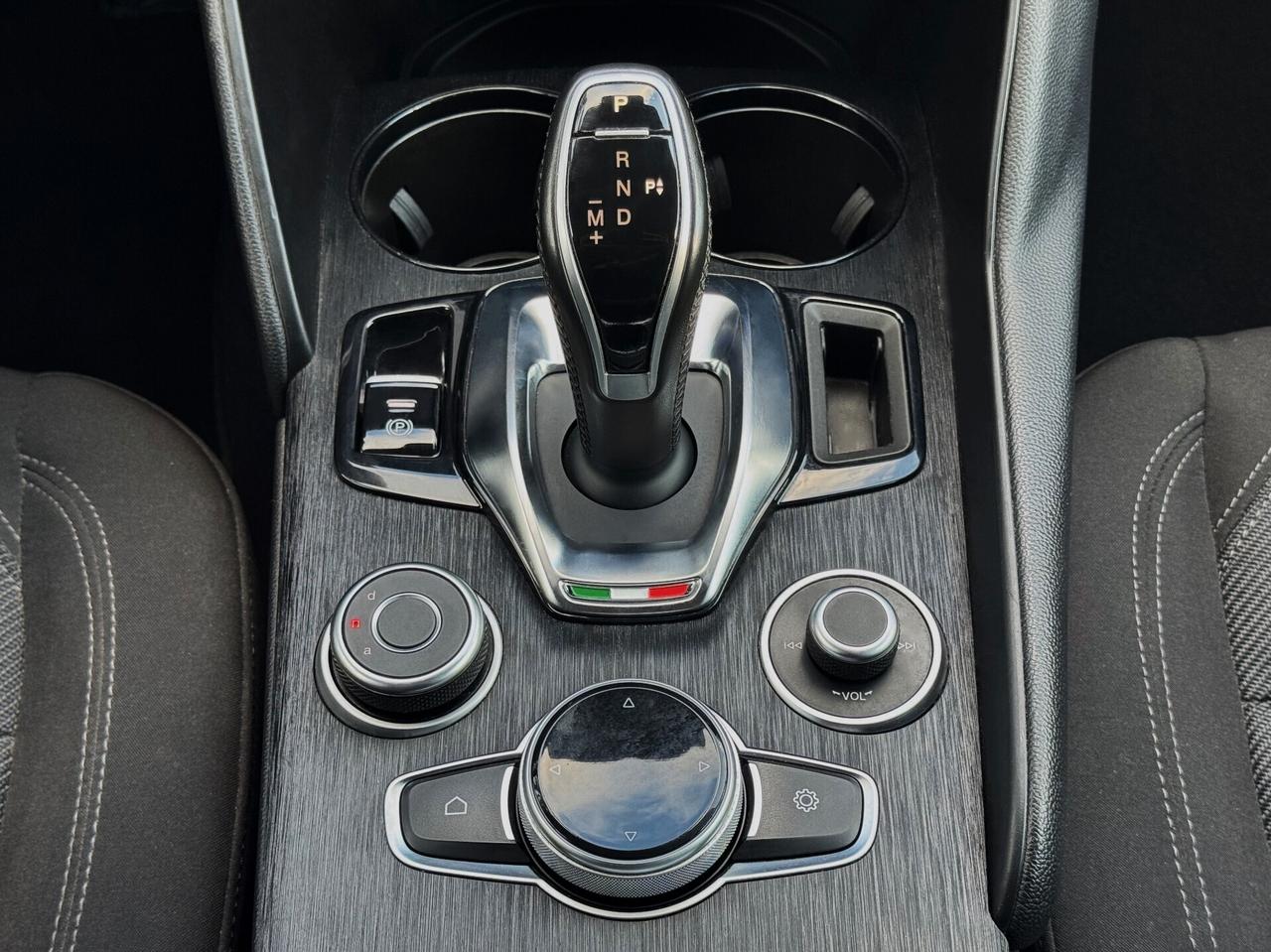 Alfa Romeo Giulia 2.2 T Business 136CV AT8 LED CAR PLAY
