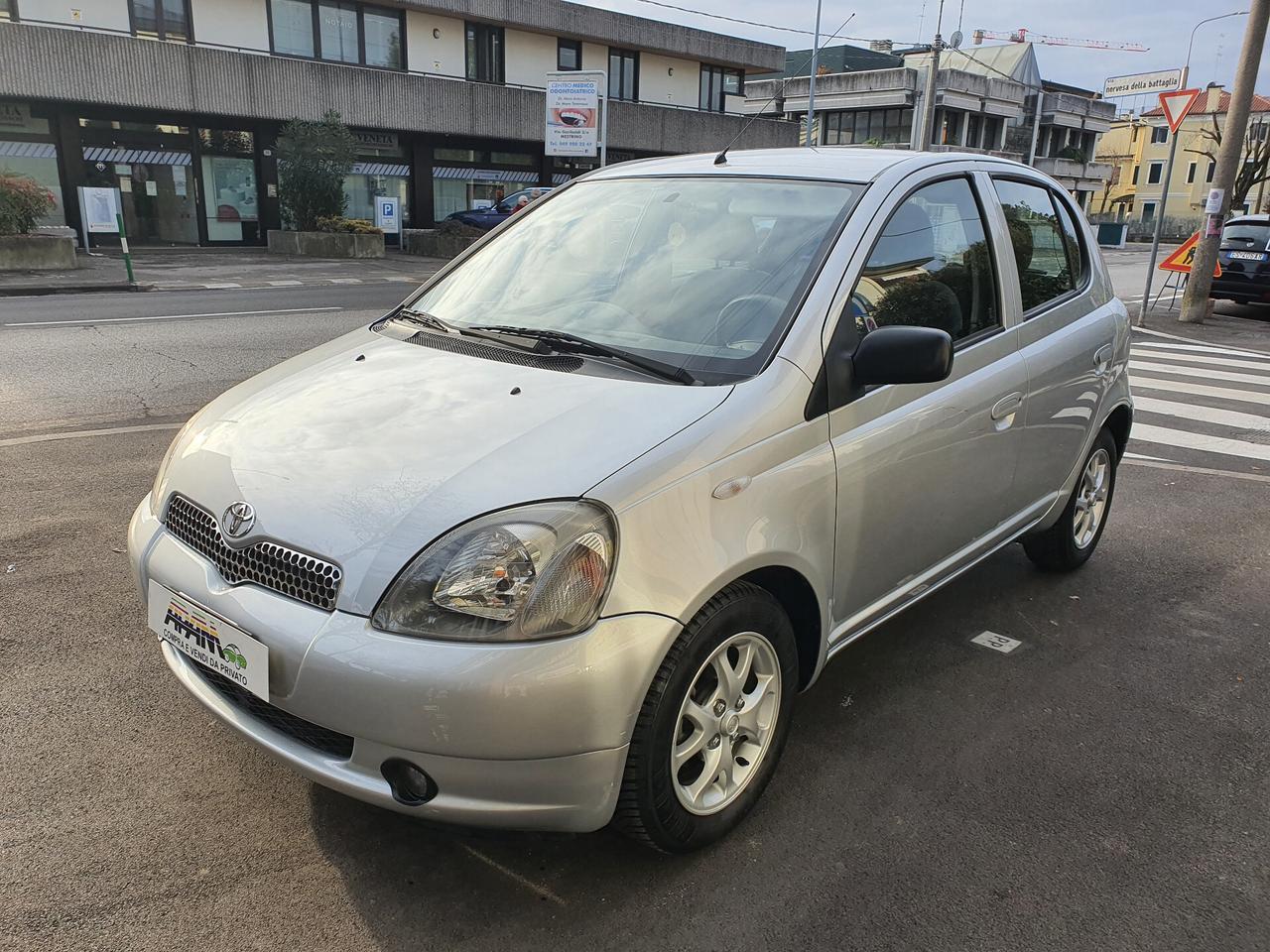 Toyota Yaris 1.0i 16V cat 5 porte Sol NEOPATENTATI