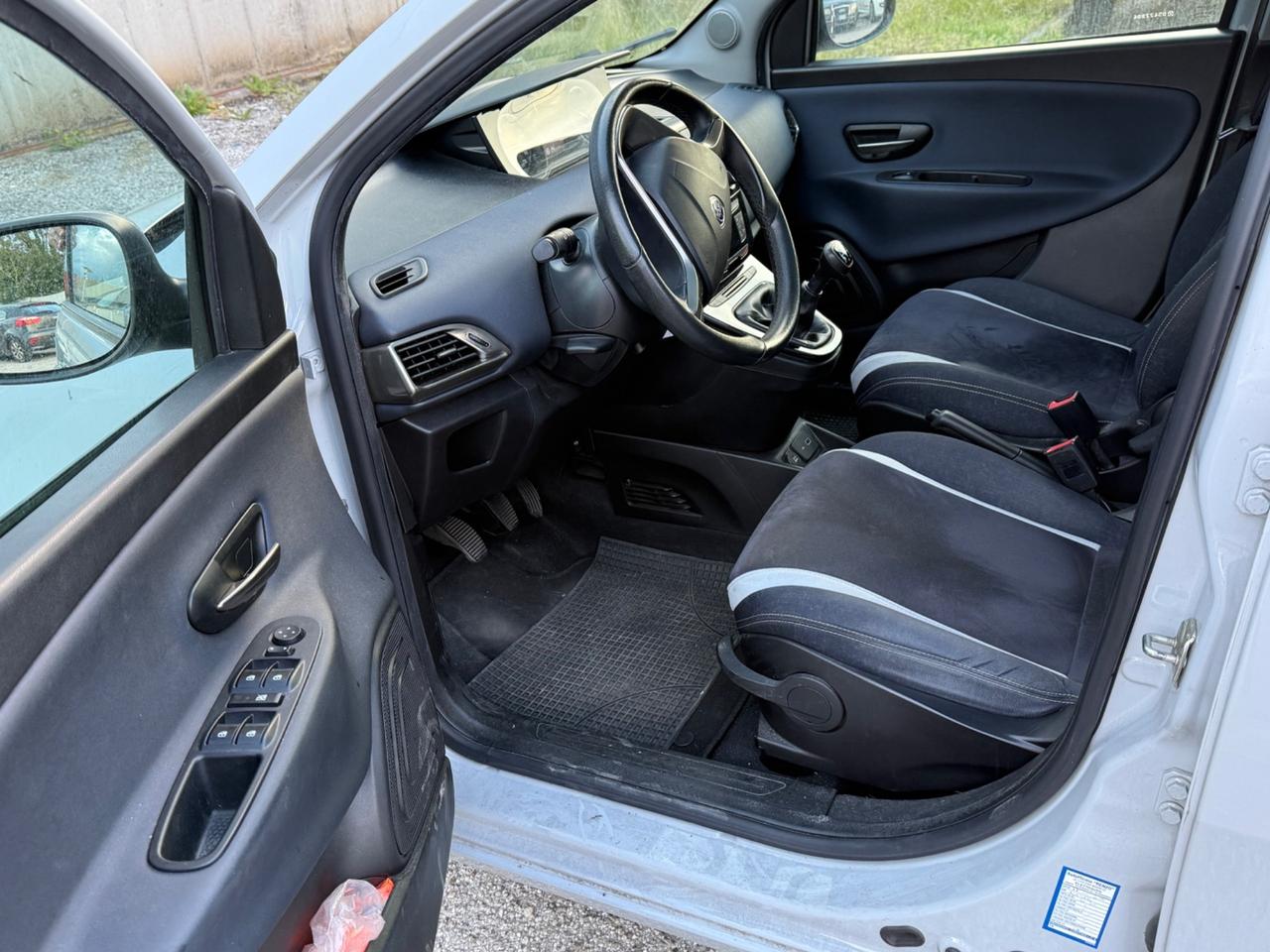 Lancia Ypsilon 1.3 MJT 16V 80 CV 5 porte S&S Silver