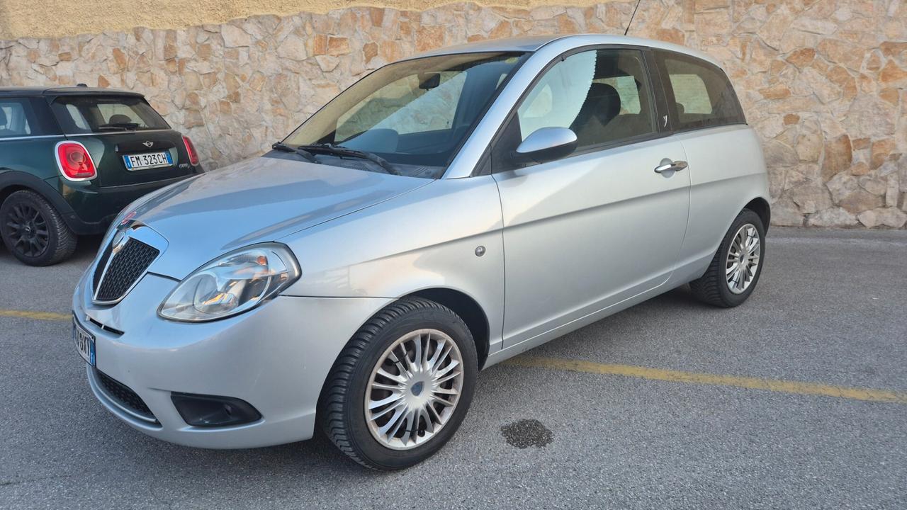 Lancia Ypsilon 1.3 MJT 75 CV Oro