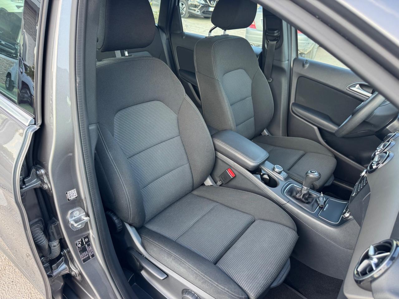 Mercedes-benz B 180 d Sport Retrocamera, Tempomat, Navi
